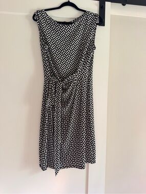 Chaps Black & White Geometric Tie-Waist Sleeveless Dress